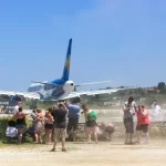 Alman turist Skiathos havaalanında jet patlaması sonucu yaralandı