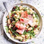 Besleyici ‘dev’ beyaz fasulye, zeytin ve kuru üzüm salatası