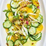 Sebze, meyve ve kuruyemişlerle hazırlanan taze yaz salatası