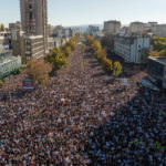 Sırbistan’da on binlerce kişi, ölümcül çatı çöküşünün yıldönümünde protesto düzenledi