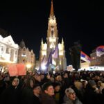 Sırbistan’da binlerce öğrenci yolsuzlukla mücadeleye devam sözü vererek gösteri düzenledi