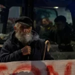 Protesto eden çiftçiler, Syntagma’daki traktörlerini gece boyunca orada bıraktılar